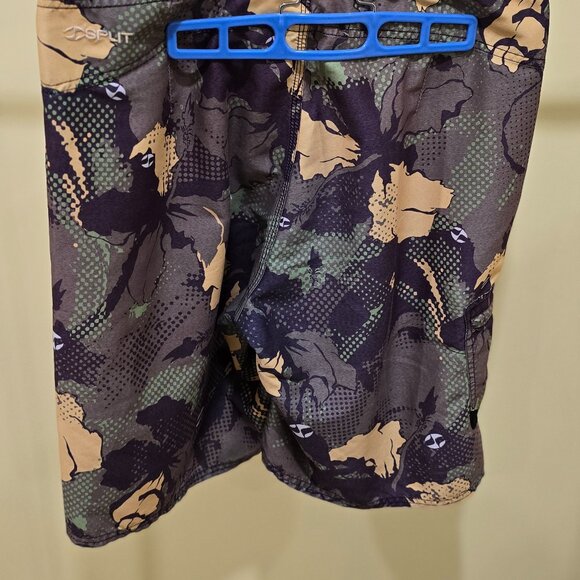 2 Pairs of Men's Board Shorts - Picture 5 of 9